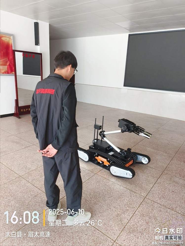 1762154996182071.jpg 雙擺臂排爆機(jī)器人驗收1.jpg